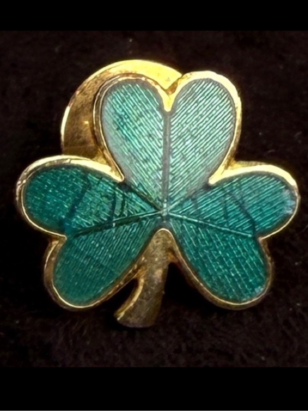 Beautiful vintage goldtone, green 3 leaf clover pin brooch